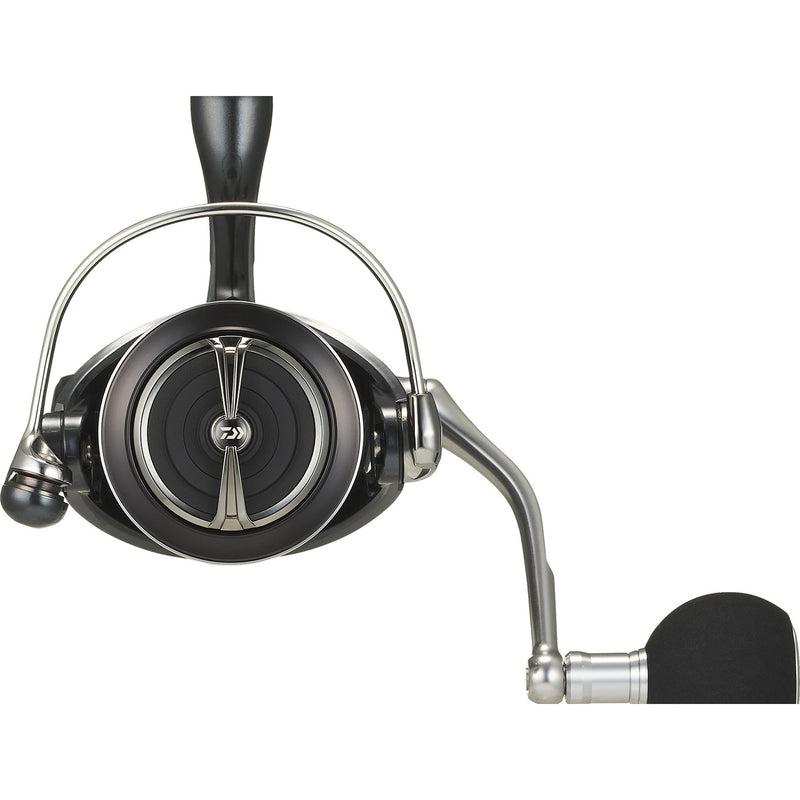 Molinete Daiwa Certate SW — Daiwa, vista de outro ângulo