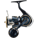 Molinete Daiwa Saltiga — Daiwa, vista lateral