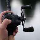 Pescador arremessando com a Carretilha Daiwa Tatula