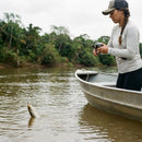 Pescador brigando com um peixe usando a Carretilha Daiwa Aird 80