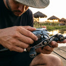Pescador ajustando o freio da Carretilha Daiwa Aird 80