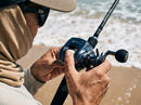 Carretilha Daiwa Spartan IC 200HL em uso: pronto pro arremesso, polegar no carretel