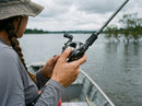 Carretilha Daiwa Steez SV TW em uso: pronto pro arremesso, polegar no carretel