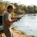 Pescador brigando com um peixe usando a Carretilha Daiwa Tatula