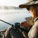 Pescador ajustando o freio da Carretilha Daiwa Tatula