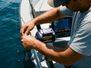 Carretilha Elétrica Daiwa Seapower 1200 em uso: pronto pro arremesso, polegar no carretel