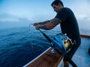 Carretilha Elétrica Daiwa Seapower 800 em uso: pronto pro arremesso, polegar no carretel
