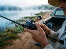 Carretilha Shimano Barchetta BB 300HG em uso: pronto pro arremesso, polegar no carretel