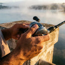 Carretilha Shimano Calcutta Conquest BFS em uso: pronto pro arremesso, polegar no carretel