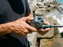 Carretilha Shimano Calcutta Conquest DC em uso: pronto pro arremesso, polegar no carretel