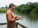 Carretilha Shimano Calcutta Conquest MD em uso: pronto pro arremesso, polegar no carretel