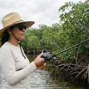 Pescador arremessando com a Carretilha Shimano Curado