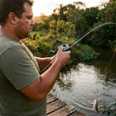 Pescador brigando com um peixe usando a Carretilha Shimano Curado