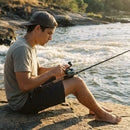 Pescador ajustando o freio da Carretilha Shimano Curado