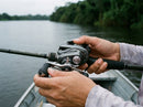 Carretilha Shimano Metanium em uso: pronto pro arremesso, polegar no carretel