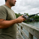 Carretilha Shimano Ocea Conquest CT em uso: pronto pro arremesso, polegar no carretel