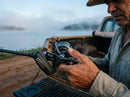 Carretilha Shimano Ocea Jigger LD 2500MG em uso: pronto pro arremesso, polegar no carretel