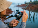 Carretilha Shimano Scorpion MD 301XG em uso: pronto pro arremesso, polegar no carretel