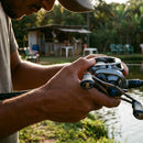 Pescador arremessando com a Carretilha Shimano SLX 70