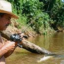 Pescador brigando com um peixe usando a Carretilha Shimano SLX 70