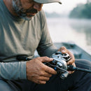 Pescador ajustando o freio da Carretilha Shimano SLX 70