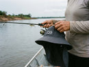 Chapéu Daiwa Sun-Shield DC-9125CS em uso na pescaria