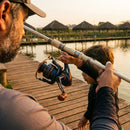 Pai mostrando o Kit de Pesca Tio Pigui Começo de Conversa para o filho