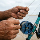 Linha Shimano Ocea 8 PE 300 m em uso: conferindo a linha contra a luz