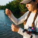Linha Shimano Pitbull 8 e 8+ 150 m em uso: conferindo a linha contra a luz
