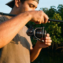 Molinete Daiwa Certate HD LT em uso: ajustando o freio no topo do carretel