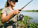Molinete Daiwa Certate SW em uso: recolhendo a isca na beira