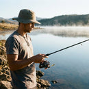 Pescador recolhendo isca com o Molinete Daiwa Crossfire LT