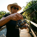 Pescador regulando a fricção do Molinete Daiwa Crossfire LT