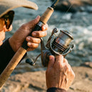 Pescador recolhendo isca com o Molinete Daiwa Exceler LT