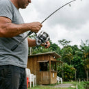 Pescador brigando com um peixe usando o Molinete Daiwa Exceler LT