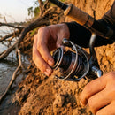 Pescador regulando a fricção do Molinete Daiwa Exceler LT
