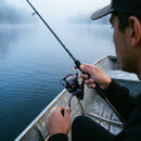 Pescador recolhendo isca com o Molinete Daiwa Fuego LT