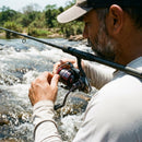 Pescador regulando a fricção do Molinete Daiwa Fuego LT