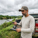 Pescador recolhendo isca com o Molinete Daiwa Legalis LT
