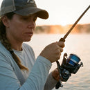 Pescador brigando com um peixe usando o Molinete Daiwa Legalis LT