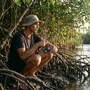 Pescador regulando a fricção do Molinete Daiwa Legalis LT