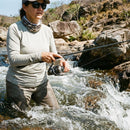 Molinete Daiwa Luvias LT em uso: recolhendo a isca na beira