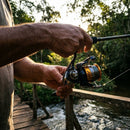 Pescador recolhendo isca com o Molinete Daiwa Revros LT
