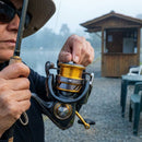 Pescador regulando a fricção do Molinete Daiwa Revros LT