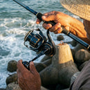 Molinete Daiwa Saltiga em uso: recolhendo a isca na beira