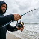 Molinete Shimano Activecast em uso: recolhendo a isca na beira