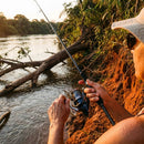 Pescador recolhendo isca com o Molinete Shimano Catana
