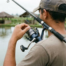 Pescador regulando a fricção do Molinete Shimano Catana