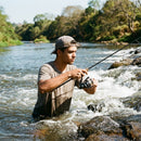 Pescador recolhendo isca com o Molinete Shimano Miravel