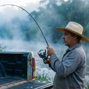 Pescador brigando com um peixe usando o Molinete Shimano Miravel